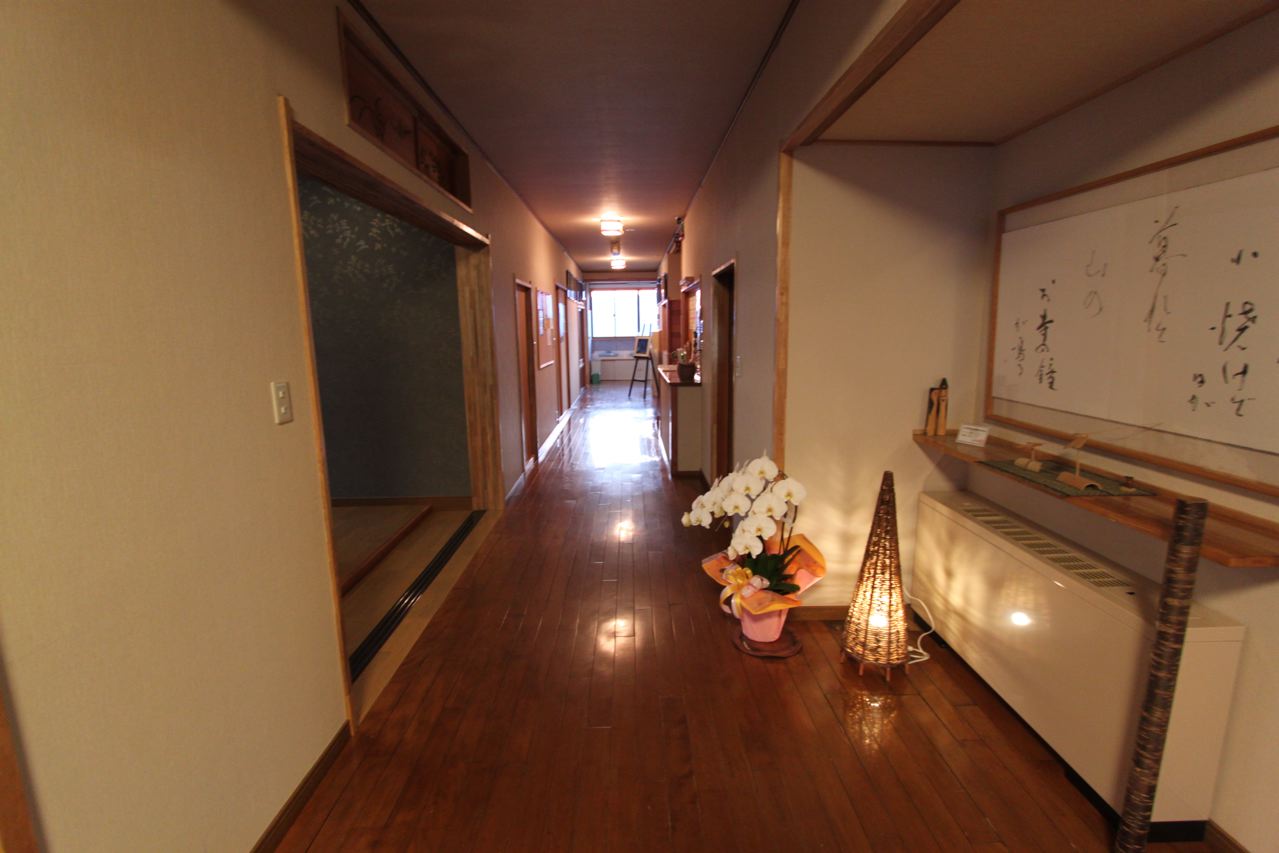 Entrance Maruji Lodge - Nozawa Holidays