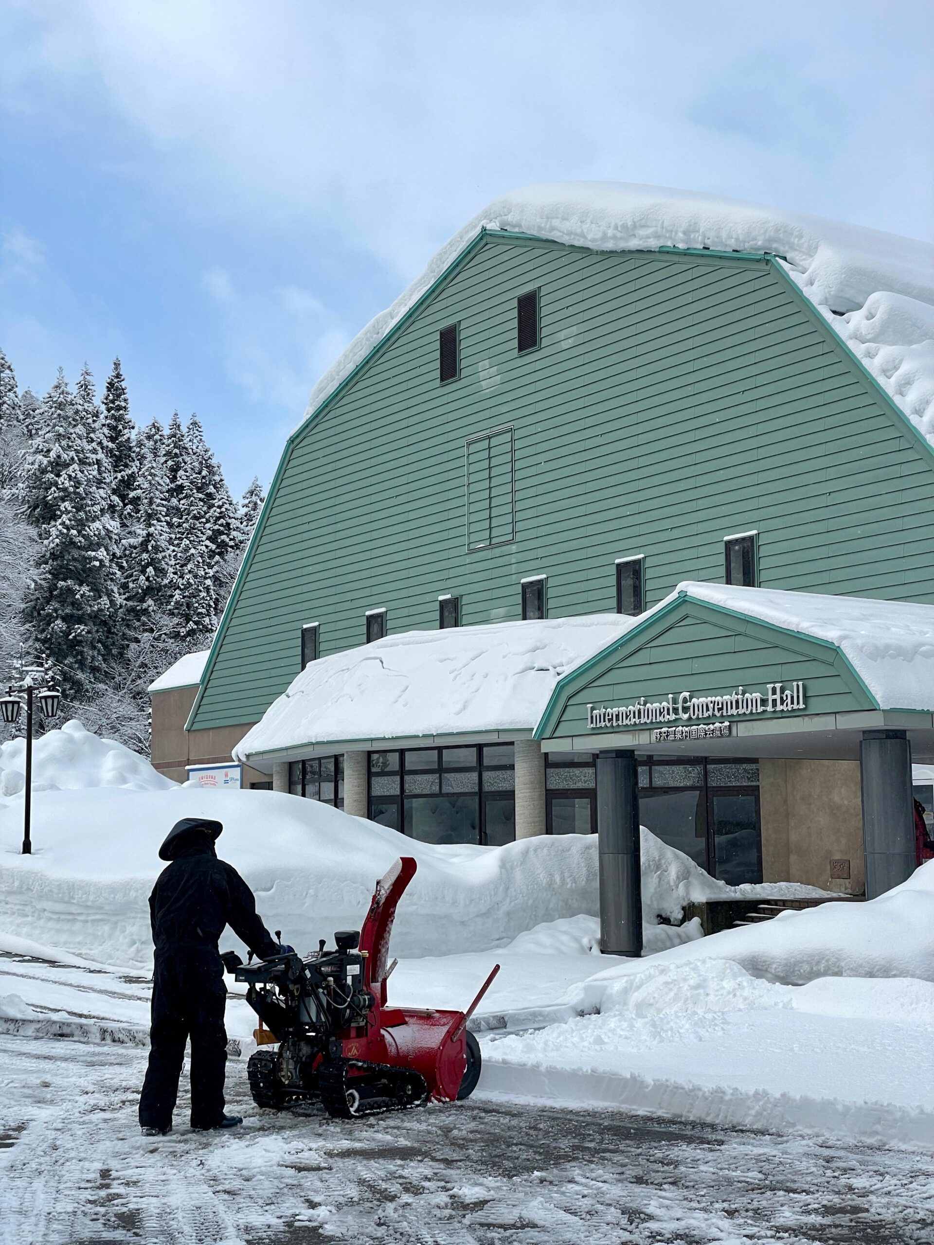 Looking for an outdoor pool in Nozawa? Sparena got you covered!