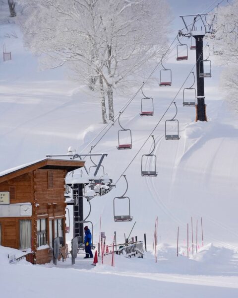 The ski resort in Nozawa Onsen offers great chairlift connections across the mountain making access to all of the slopes with ease and efficiency