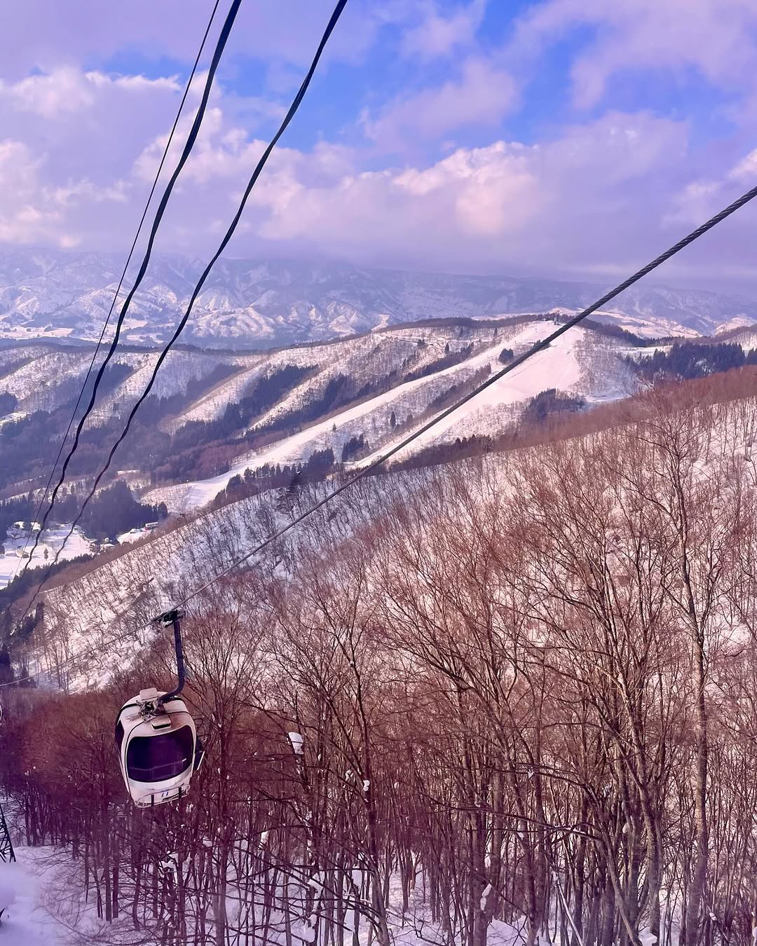 Hikage Gondola is another quick way to get to the higher parts of the mountain which gets you at the top of Paradise slope 