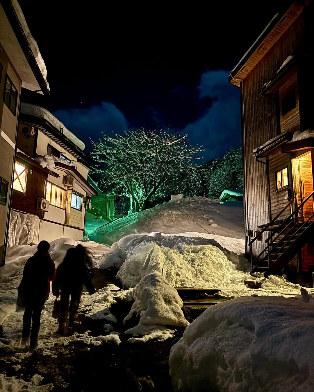 Magical streets of Nozawa Onsen at night 