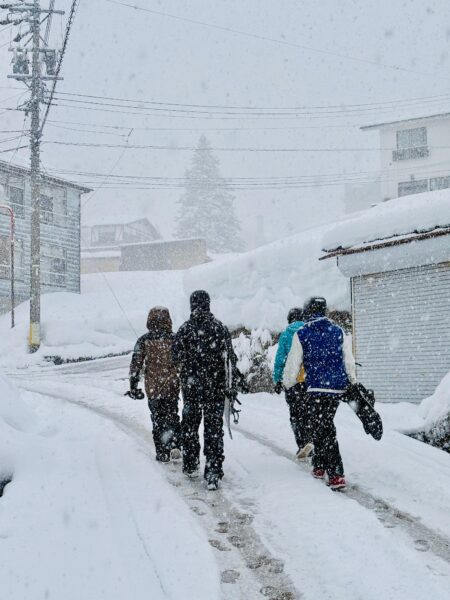 Not only slopes are getting snow this morning, the streets are covered in fresh white from top to bottom!