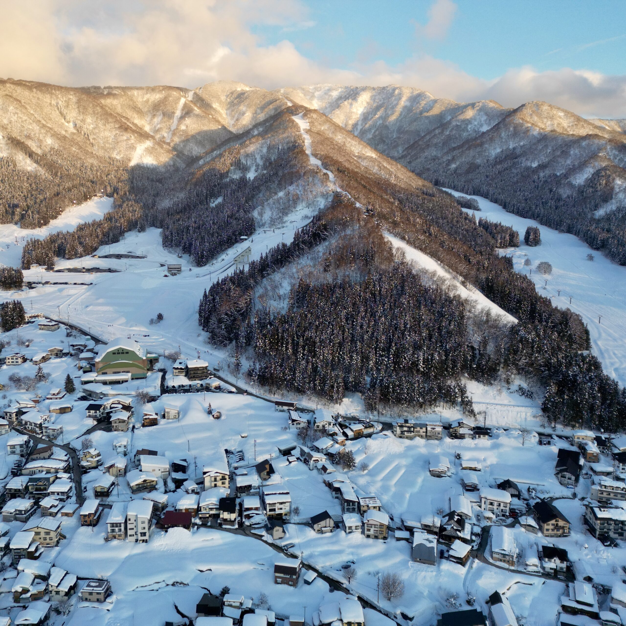 With clear skies come amazing sunsets, enjoy the golden hues of Nozawa Onsen! 