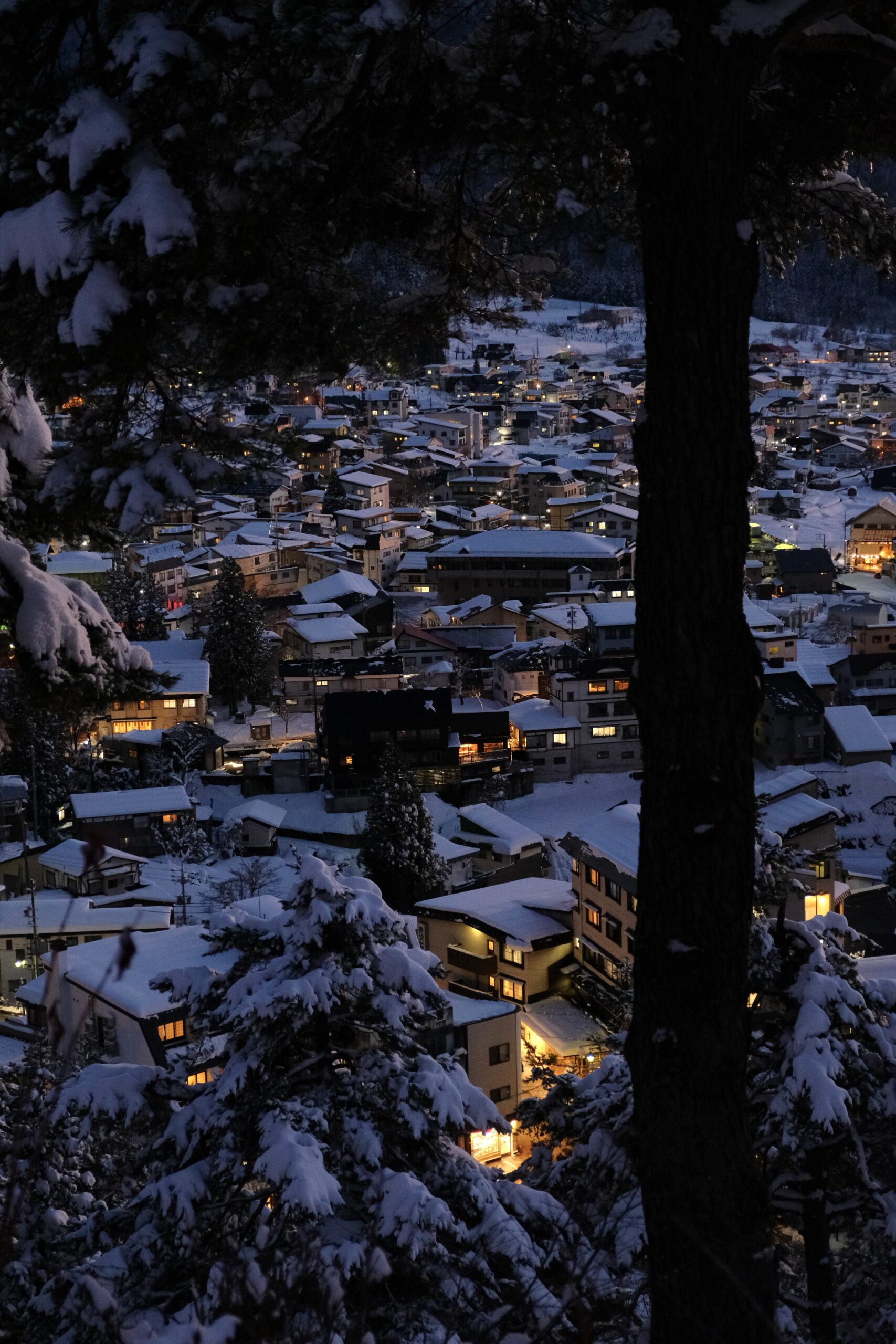 Every evening once the sun sets behind the mountains, Nozawa turns into one of the cosiest places in Japan 